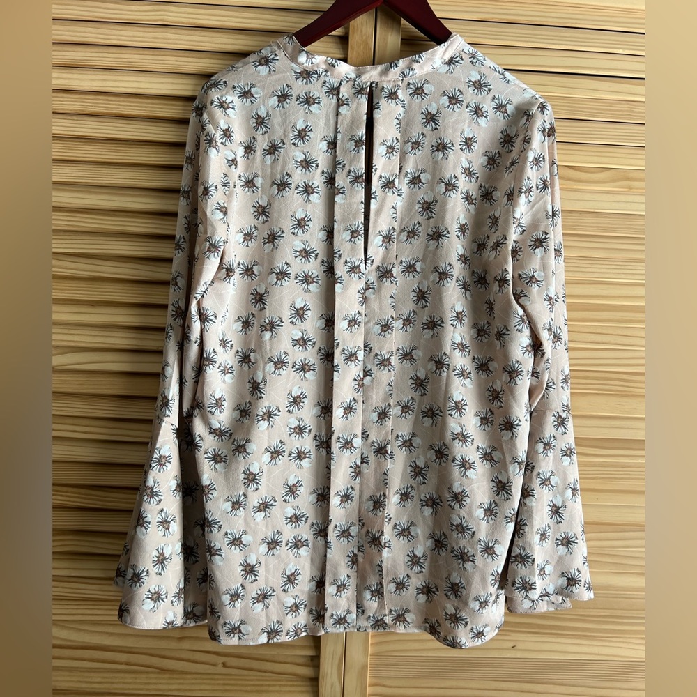 Banana Republic Long Bell Sleeve Blouse. Pink/Peach Flowy Floral Size Medium - Picture 6 of 11